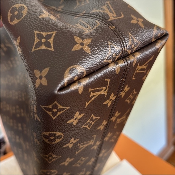 Authentic LV hobo bag! Like new with receipt, box and dust bag! - Picture 12 of 16